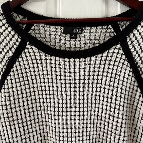 a.n.a. Black and White Hi-Lo Checkered Long Sleeve Women's Top Size M EUC - Picture 4 of 10